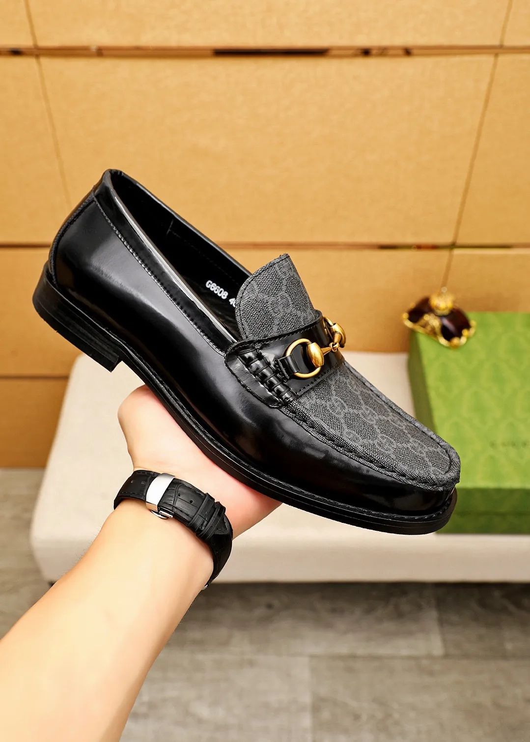 Men's shoes 💰460 💐 Product trademark: GUCCI "Gucci" casual leather shoes Regular size: 38-44 (45🉑️customized) Product materials: Selected imported first-layer open-edge beaded cowhide leather upper + luxury hardware buckle, imported water-dyed cowhide leather lining. Strong three-dimensional visual effect, original combination outsole Color: 2⃣️colors available